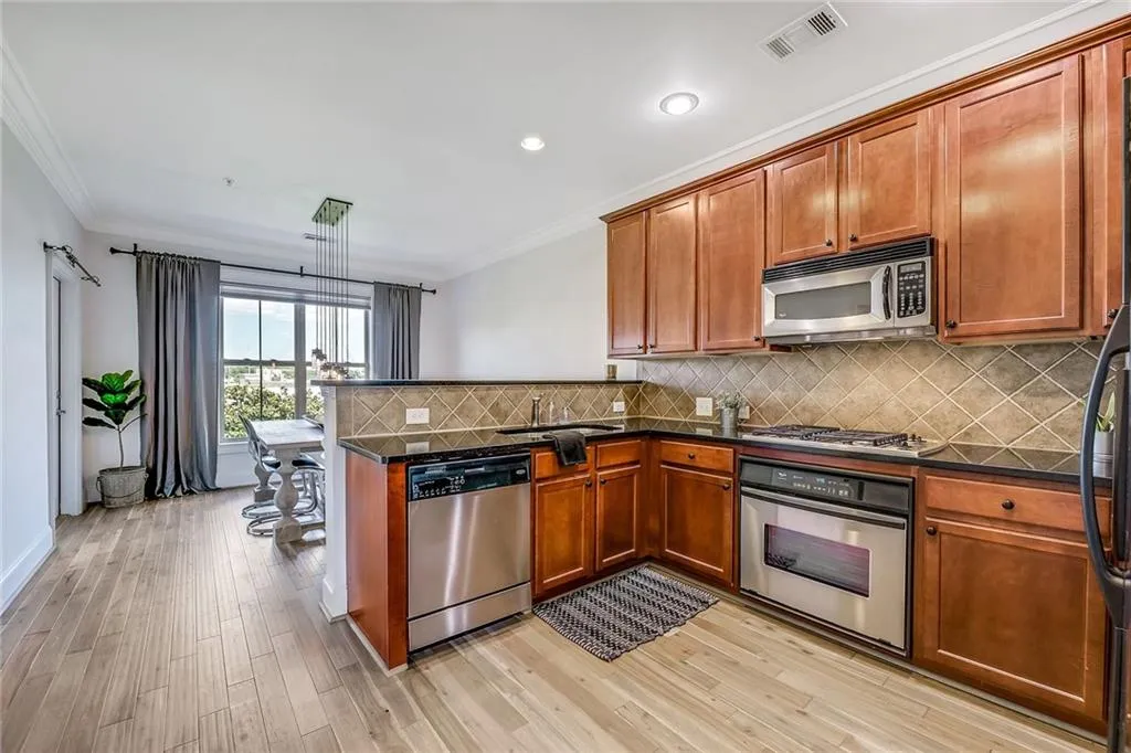 297 Le Gran Bend Ne, Atlanta, Georgia 30328, 2 Bedrooms Bedrooms, ,2 BathroomsBathrooms,Residential,Sold,297 Le Gran Bend Ne,6041337