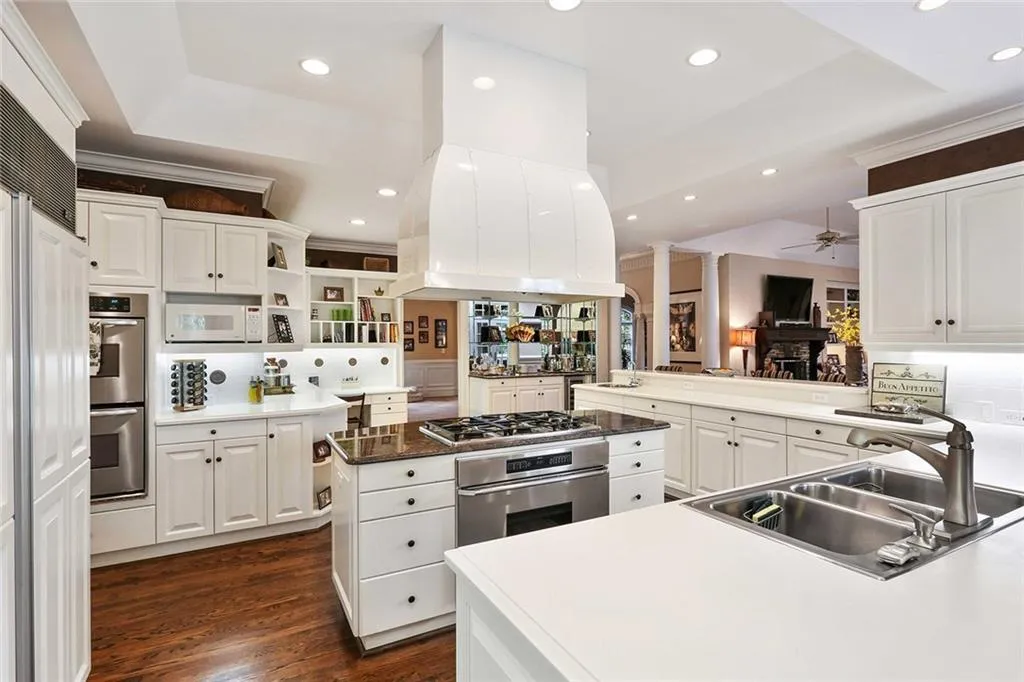8880 Huntcliff Trace, Sandy Springs, Georgia 30350, 4 Bedrooms Bedrooms, ,4 BathroomsBathrooms,Residential,Sold,8880 Huntcliff Trace,5903479