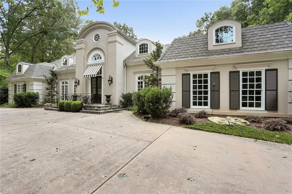8880 Huntcliff Trace, Sandy Springs, Georgia 30350, 4 Bedrooms Bedrooms, ,4 BathroomsBathrooms,Residential,Sold,8880 Huntcliff Trace,5903479