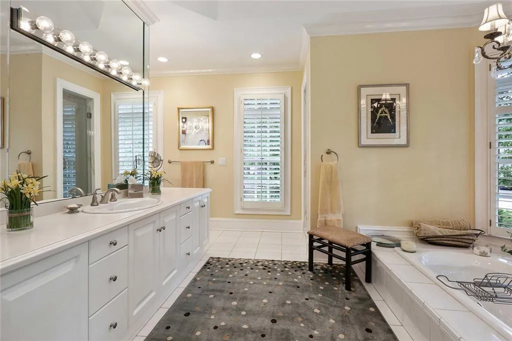 8880 Huntcliff Trace, Sandy Springs, Georgia 30350, 4 Bedrooms Bedrooms, ,4 BathroomsBathrooms,Residential,Sold,8880 Huntcliff Trace,5903479