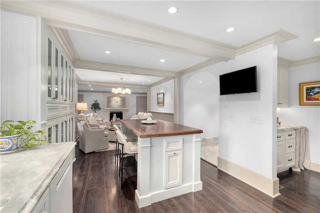 965 Landmark Drive, Atlanta, Georgia 30342, 5 Bedrooms Bedrooms, ,3 BathroomsBathrooms,Residential,For Sale,965 Landmark Drive,7688343