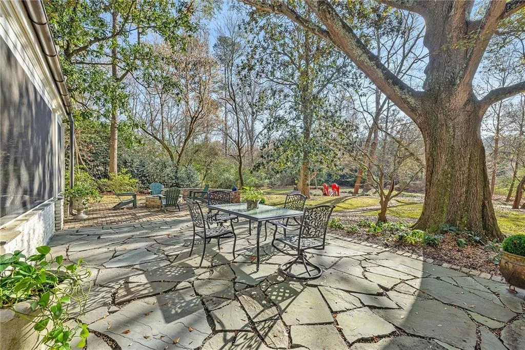 965 Landmark Drive, Atlanta, Georgia 30342, 5 Bedrooms Bedrooms, ,3 BathroomsBathrooms,Residential,For Sale,965 Landmark Drive,7688343