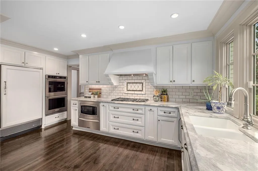 965 Landmark Drive, Atlanta, Georgia 30342, 5 Bedrooms Bedrooms, ,3 BathroomsBathrooms,Residential,For Sale,965 Landmark Drive,7688343