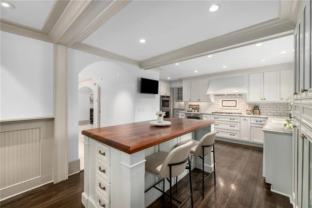 965 Landmark Drive, Atlanta, Georgia 30342, 5 Bedrooms Bedrooms, ,3 BathroomsBathrooms,Residential,For Sale,965 Landmark Drive,7688343