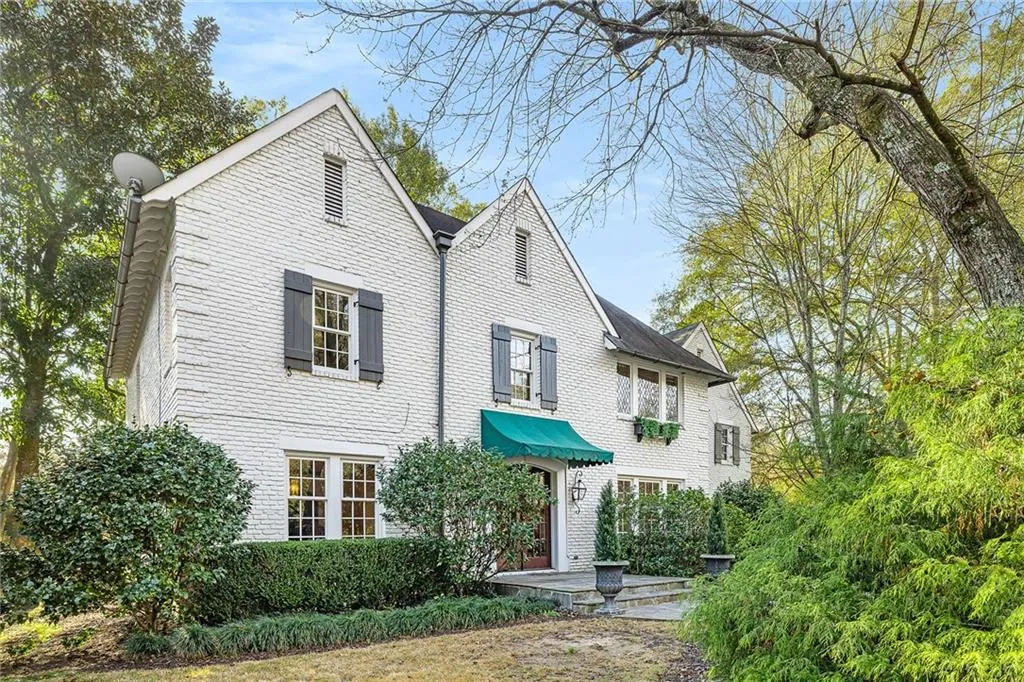 965 Landmark Drive, Atlanta, Georgia 30342, 5 Bedrooms Bedrooms, ,3 BathroomsBathrooms,Residential,For Sale,965 Landmark Drive,7688343