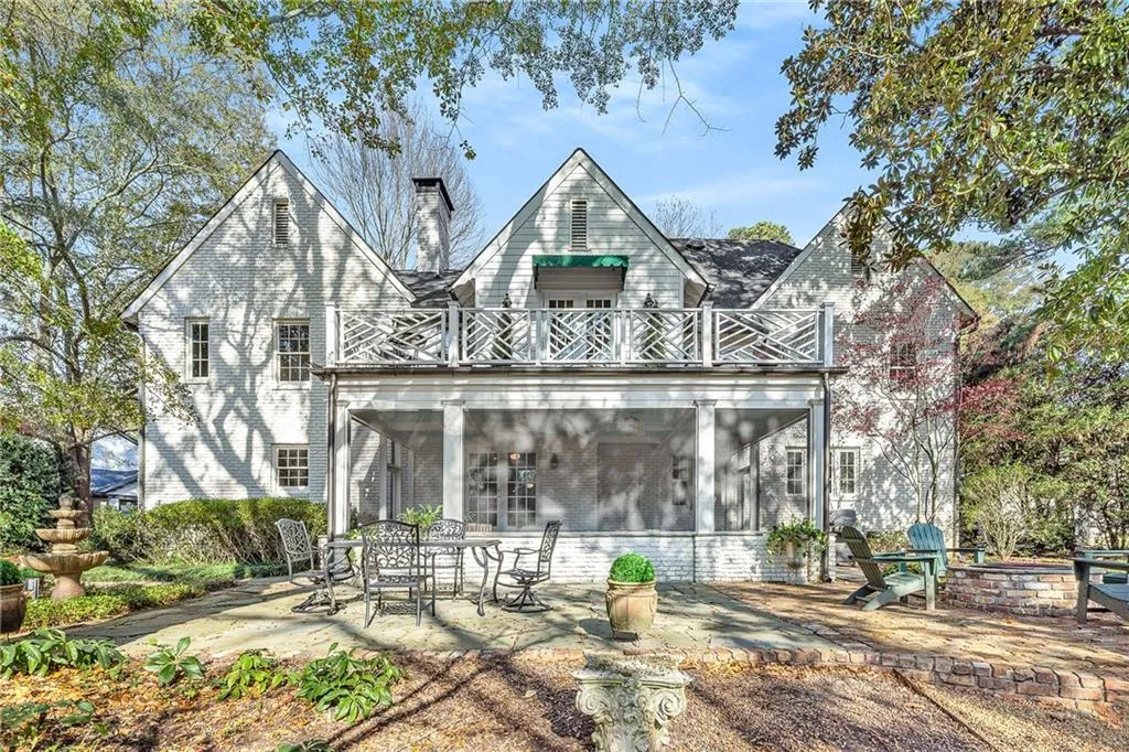 965 Landmark Drive, Atlanta, Georgia 30342, 5 Bedrooms Bedrooms, ,3 BathroomsBathrooms,Residential,For Sale,965 Landmark Drive,7688343