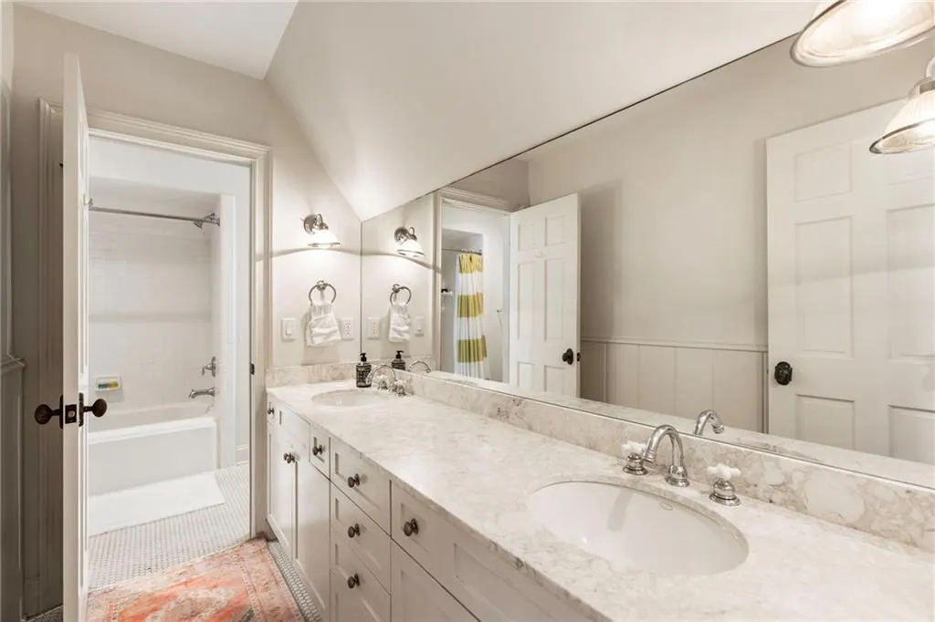 2nd floor, dual vanity