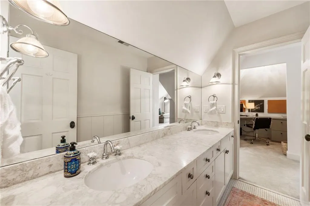 2nd floor, dual vanity