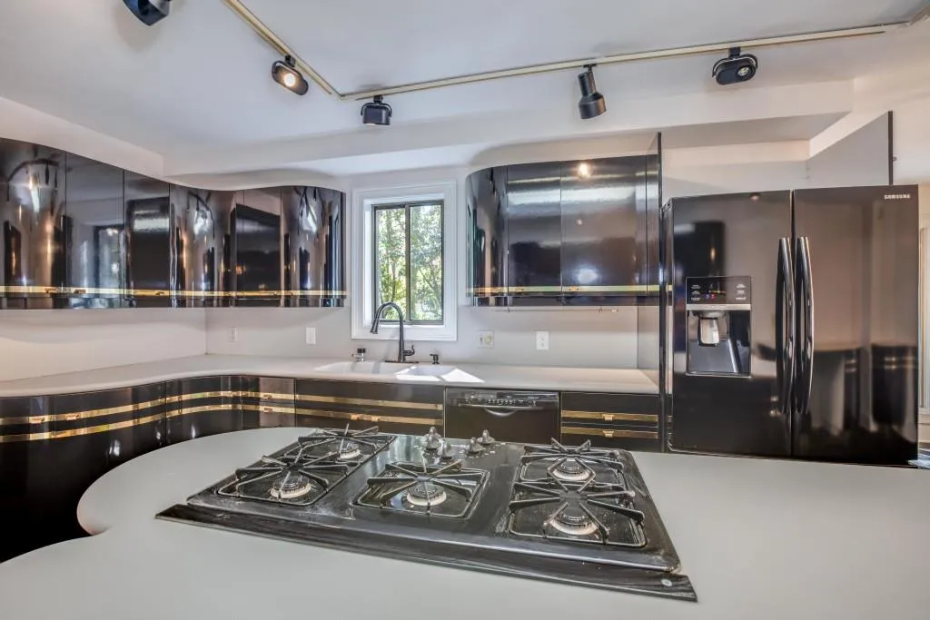 990 Ivy Falls Drive, Atlanta, Georgia 30328, 4 Bedrooms Bedrooms, ,3 BathroomsBathrooms,Residential,Sold,990 Ivy Falls Drive,5993031