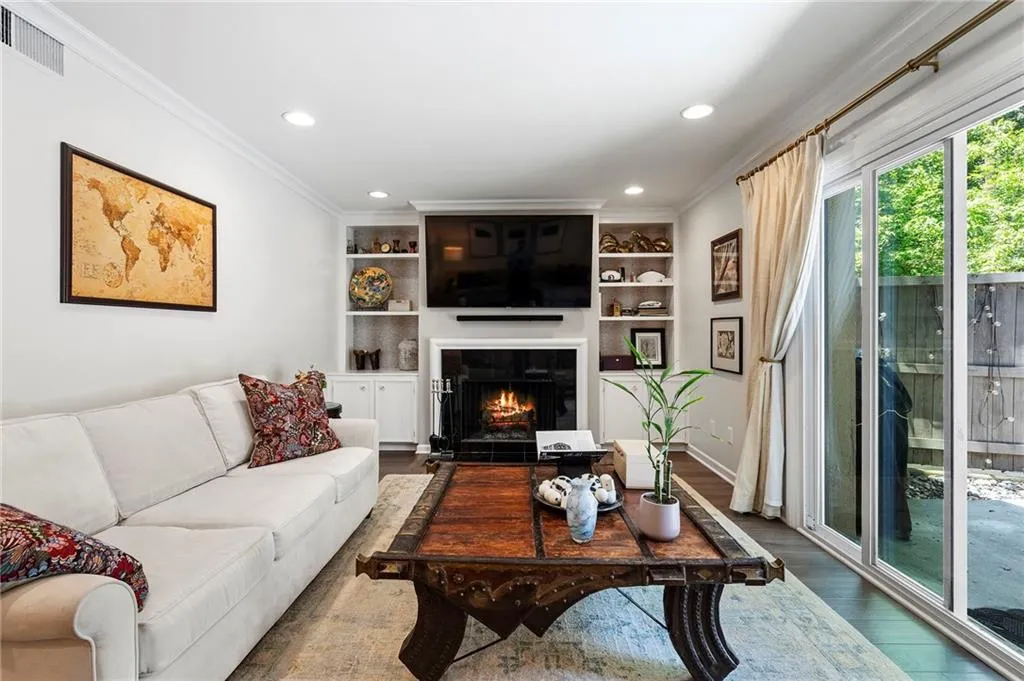 33 Ivy Trail Ne, Atlanta, Georgia 30342, 2 Bedrooms Bedrooms, ,2 BathroomsBathrooms,Residential,For Sale,33 Ivy Trail Ne,7624092