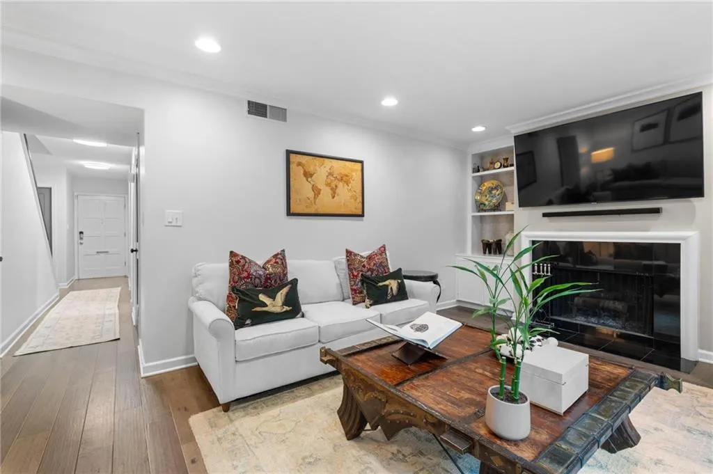 33 Ivy Trail Ne, Atlanta, Georgia 30342, 2 Bedrooms Bedrooms, ,2 BathroomsBathrooms,Residential,For Sale,33 Ivy Trail Ne,7624092