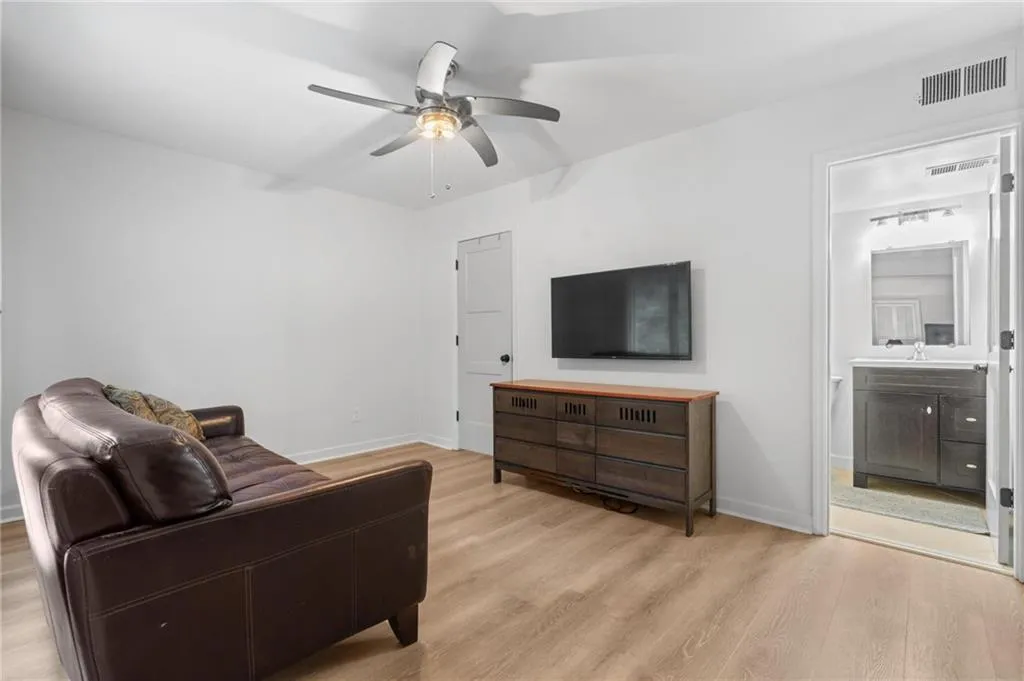 33 Ivy Trail Ne, Atlanta, Georgia 30342, 2 Bedrooms Bedrooms, ,2 BathroomsBathrooms,Residential,For Sale,33 Ivy Trail Ne,7624092