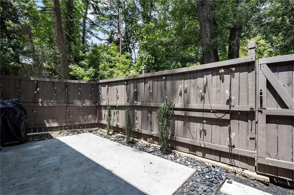33 Ivy Trail Ne, Atlanta, Georgia 30342, 2 Bedrooms Bedrooms, ,2 BathroomsBathrooms,Residential,For Sale,33 Ivy Trail Ne,7624092