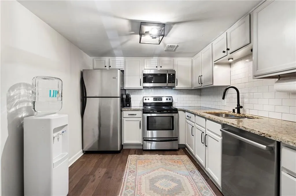 33 Ivy Trail Ne, Atlanta, Georgia 30342, 2 Bedrooms Bedrooms, ,2 BathroomsBathrooms,Residential,For Sale,33 Ivy Trail Ne,7624092