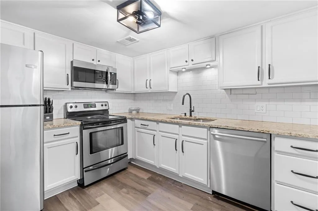 33 Ivy Trail Ne, Atlanta, Georgia 30342, 2 Bedrooms Bedrooms, ,2 BathroomsBathrooms,Residential,For Sale,33 Ivy Trail Ne,7624092
