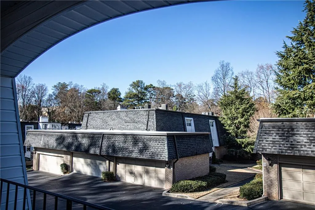 5250 Chemin De Vie, Sandy Springs, Georgia 30342, 3 Bedrooms Bedrooms, ,2 BathroomsBathrooms,Residential,Sold,5250 Chemin De Vie,6655821