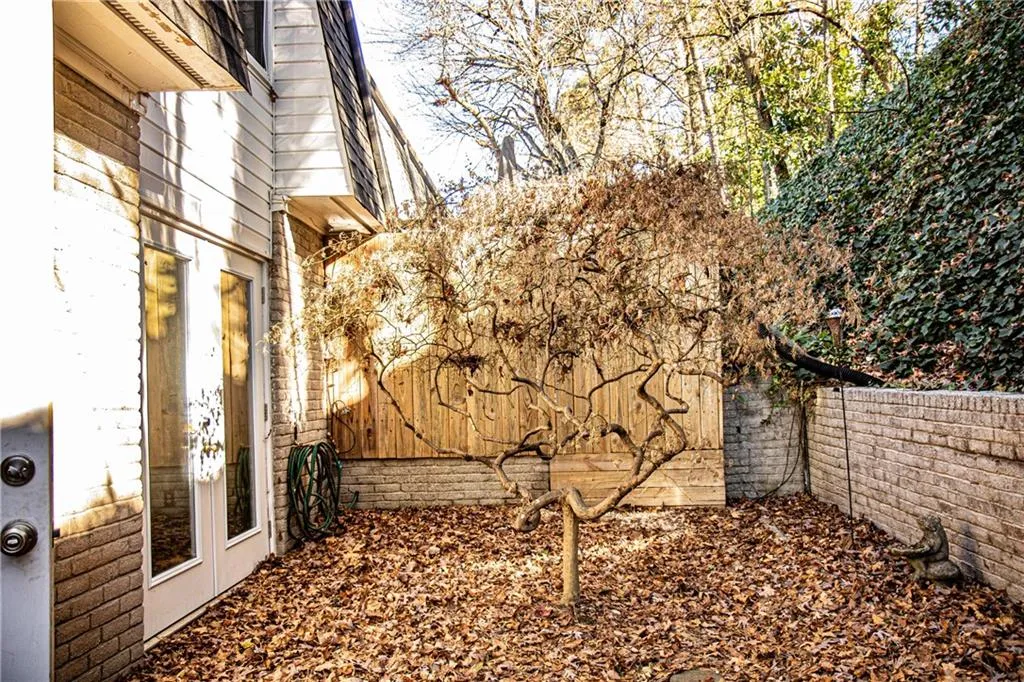 5250 Chemin De Vie, Sandy Springs, Georgia 30342, 3 Bedrooms Bedrooms, ,2 BathroomsBathrooms,Residential,Sold,5250 Chemin De Vie,6655821