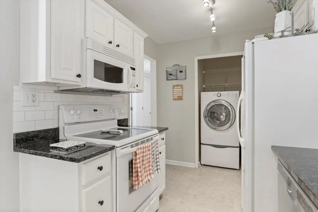 301 Brighton Point Unit 301, Sandy Springs, Georgia 30328, 2 Bedrooms Bedrooms, ,2 BathroomsBathrooms,Residential,Sold,301 Brighton Point Unit 301,6652411