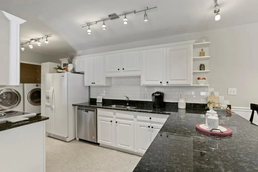 301 Brighton Point Unit 301, Sandy Springs, Georgia 30328, 2 Bedrooms Bedrooms, ,2 BathroomsBathrooms,Residential,Sold,301 Brighton Point Unit 301,6652411