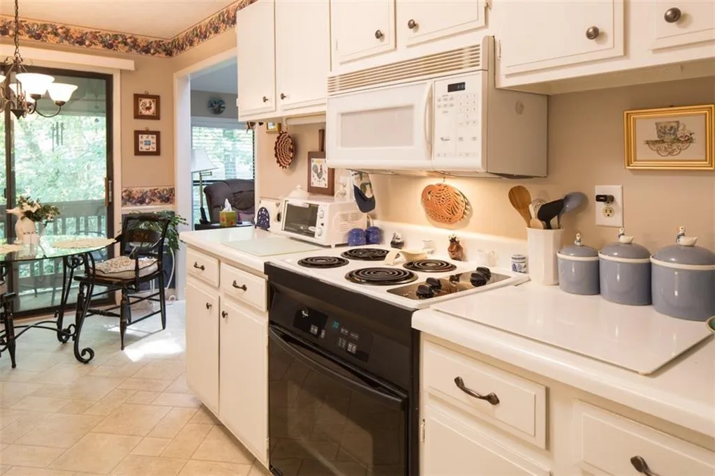 8740 Roswell Road Unit 9h, Atlanta, Georgia 30350, 2 Bedrooms Bedrooms, ,2 BathroomsBathrooms,Residential,Sold,8740 Roswell Road Unit 9h,5726399