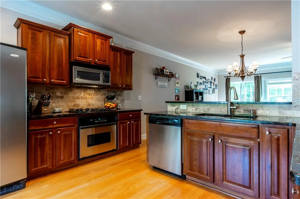 614 Pember Point, Sandy Springs, Georgia 30350, 3 Bedrooms Bedrooms, ,3 BathroomsBathrooms,Residential,Sold,614 Pember Point,6557199