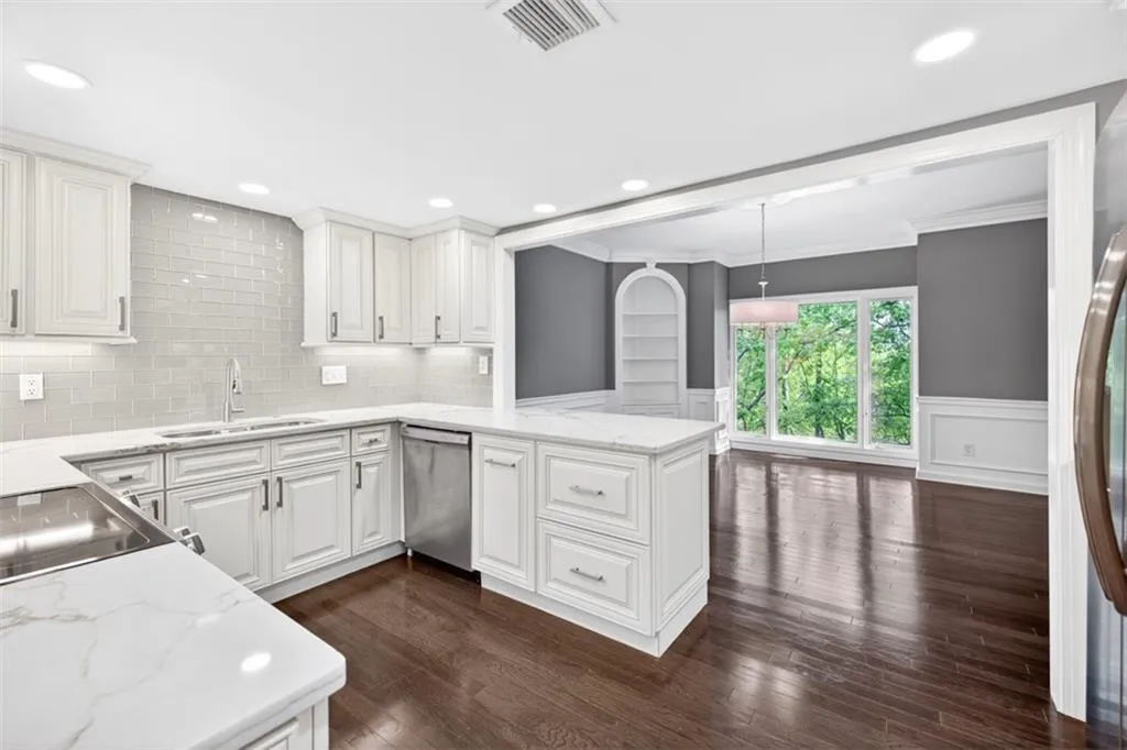 2769 Peachtree Road Ne Unit 10, Atlanta, Georgia 30305, 2 Bedrooms Bedrooms, 0 ,2 BathroomsBathrooms,Residential,For Sale,2769 Peachtree Road Ne Unit 10,7761224