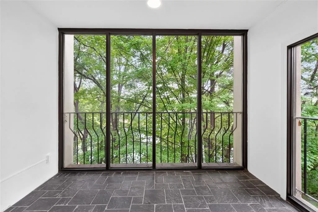 2769 Peachtree Road Ne Unit 10, Atlanta, Georgia 30305, 2 Bedrooms Bedrooms, 0 ,2 BathroomsBathrooms,Residential,For Sale,2769 Peachtree Road Ne Unit 10,7761224
