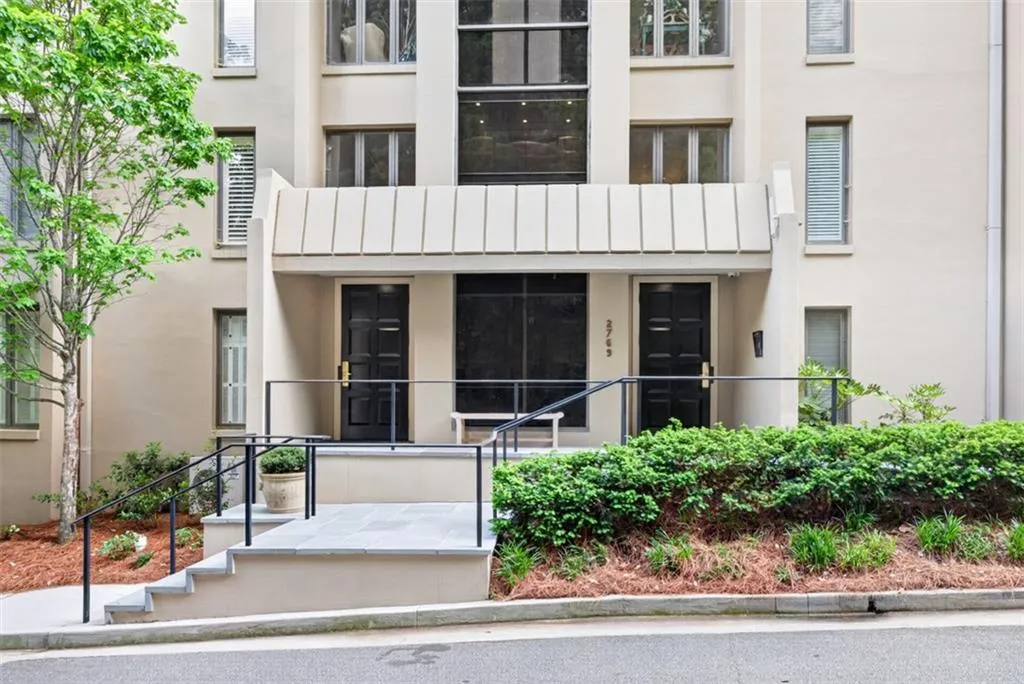 2769 Peachtree Road Ne Unit 10, Atlanta, Georgia 30305, 2 Bedrooms Bedrooms, 0 ,2 BathroomsBathrooms,Residential,For Sale,2769 Peachtree Road Ne Unit 10,7761224