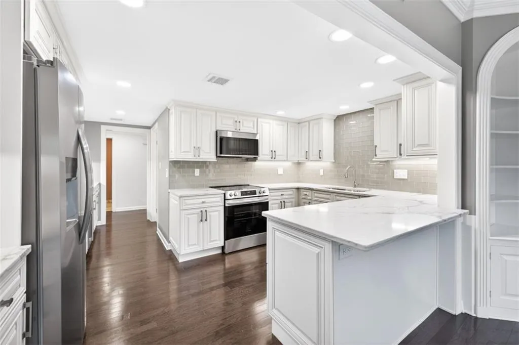 2769 Peachtree Road Ne Unit 10, Atlanta, Georgia 30305, 2 Bedrooms Bedrooms, 0 ,2 BathroomsBathrooms,Residential,For Sale,2769 Peachtree Road Ne Unit 10,7761224