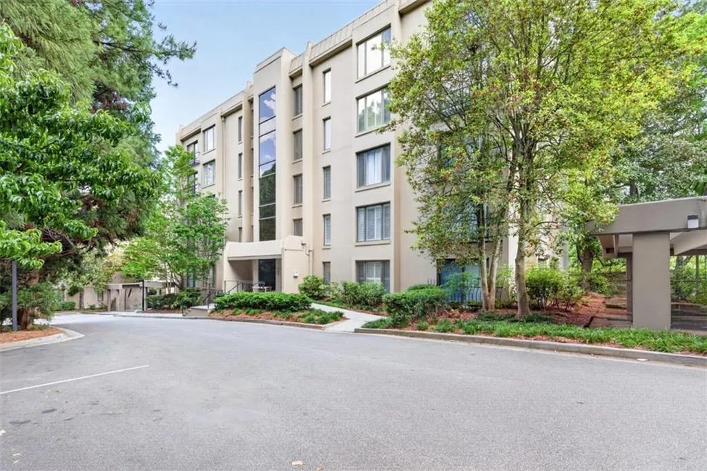2769 Peachtree Road Ne Unit 10, Atlanta, Georgia 30305, 2 Bedrooms Bedrooms, 0 ,2 BathroomsBathrooms,Residential,For Sale,2769 Peachtree Road Ne Unit 10,7761224