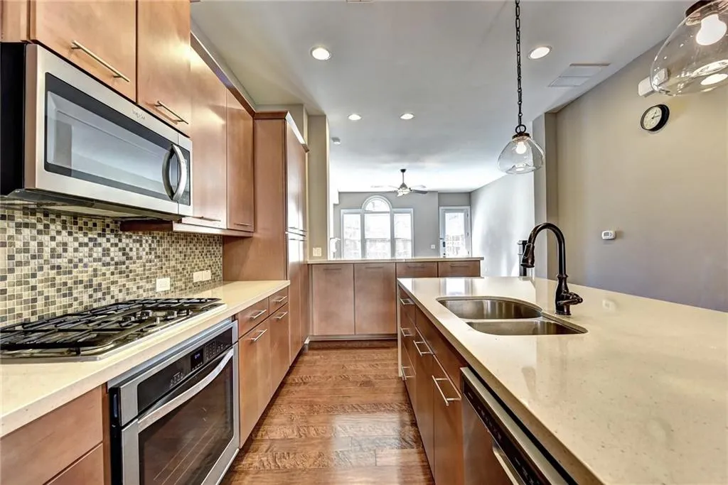 203 Alderwood Point, Atlanta, Georgia 30328, 3 Bedrooms Bedrooms, ,3 BathroomsBathrooms,Residential,Sold,203 Alderwood Point,6673414