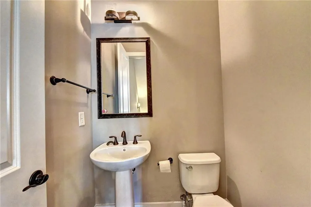 203 Alderwood Point, Atlanta, Georgia 30328, 3 Bedrooms Bedrooms, ,3 BathroomsBathrooms,Residential,Sold,203 Alderwood Point,6673414