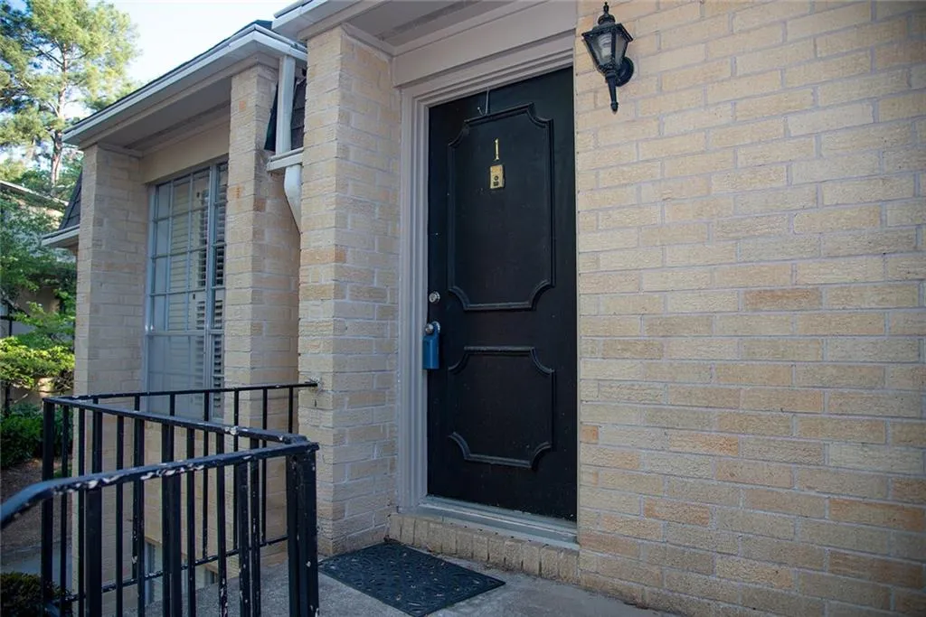 5400 Roswell Road Unit H1, Atlanta, Georgia 30342, 2 Bedrooms Bedrooms, ,1 BathroomBathrooms,Residential,Sold,5400 Roswell Road Unit H1,6860927