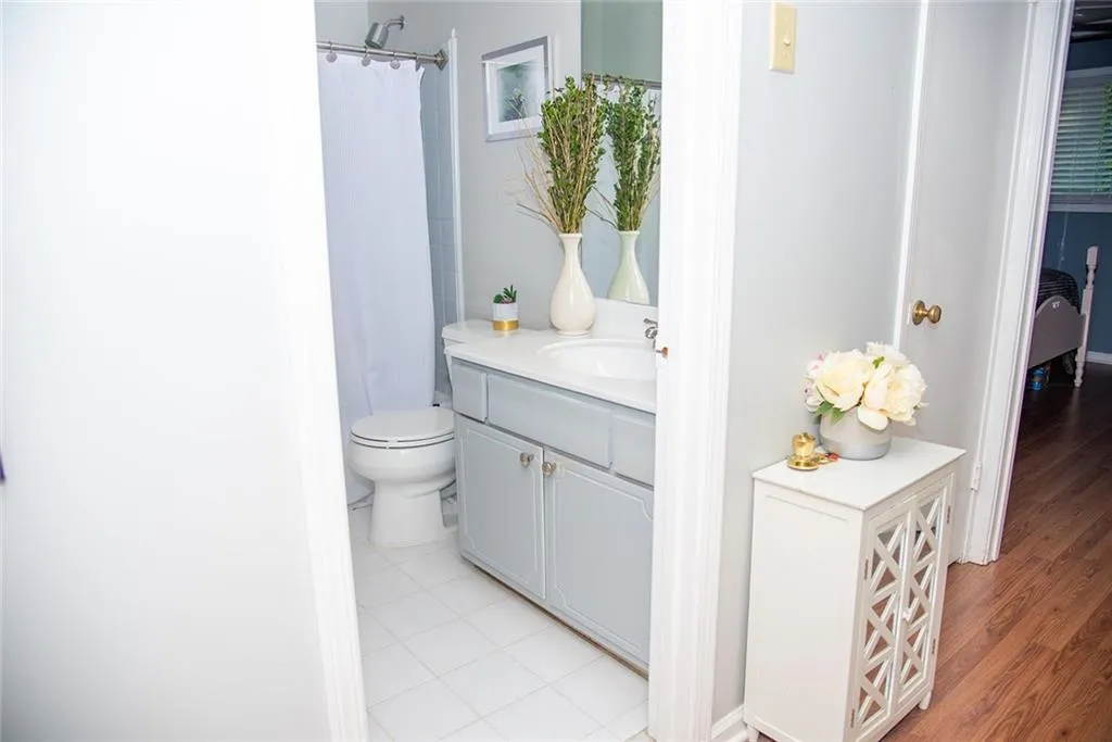 5400 Roswell Road Unit H1, Atlanta, Georgia 30342, 2 Bedrooms Bedrooms, ,1 BathroomBathrooms,Residential,Sold,5400 Roswell Road Unit H1,6860927