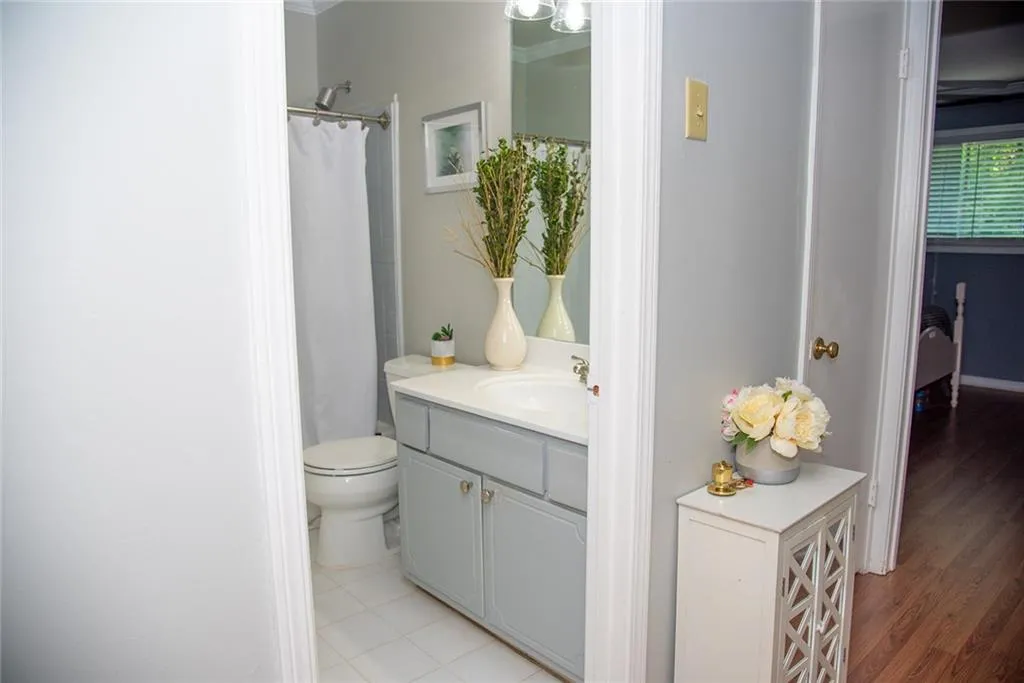5400 Roswell Road Unit H1, Atlanta, Georgia 30342, 2 Bedrooms Bedrooms, ,1 BathroomBathrooms,Residential,Sold,5400 Roswell Road Unit H1,6860927