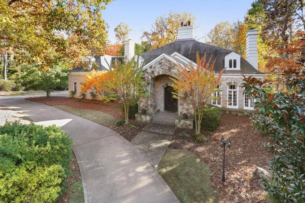 890 Marseilles Drive, Sandy Springs, Georgia 30327, 6 Bedrooms Bedrooms, ,7 BathroomsBathrooms,Residential,Sold,890 Marseilles Drive,6102512