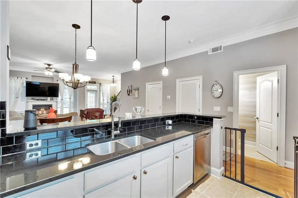 172 Peachtree Hollow Court, Sandy Springs, Georgia 30328, 2 Bedrooms Bedrooms, ,2 BathroomsBathrooms,Residential,Sold,172 Peachtree Hollow Court,7219219