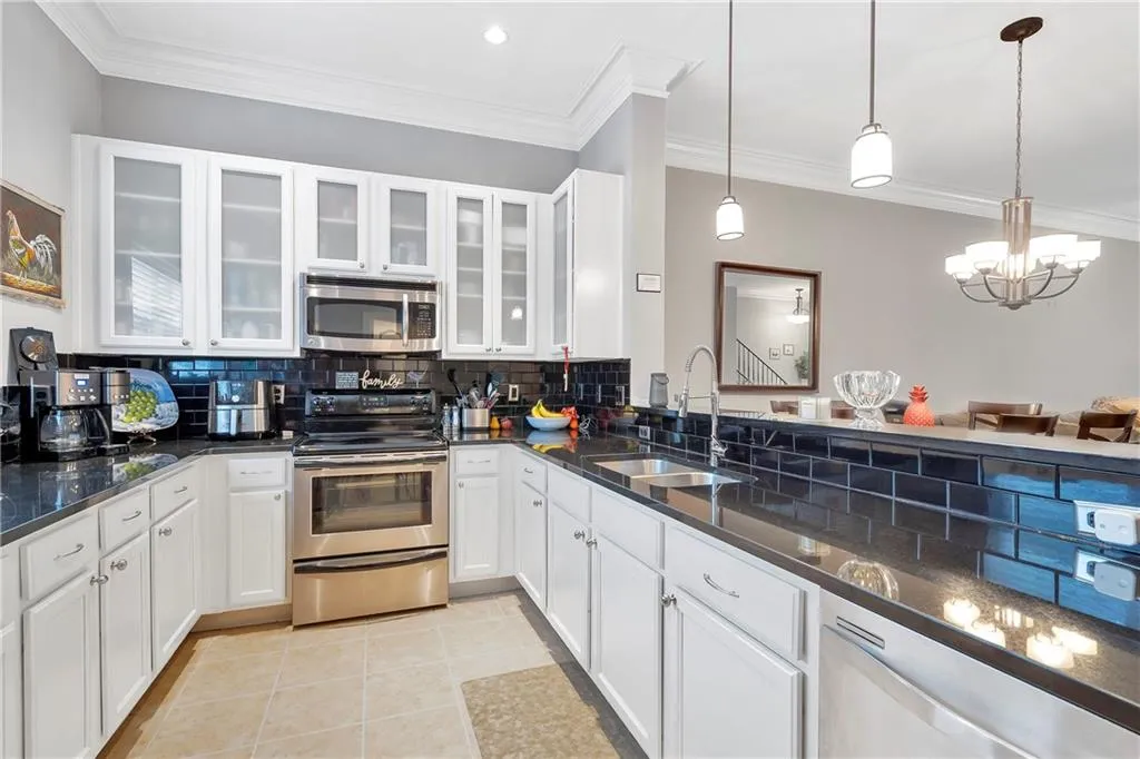 172 Peachtree Hollow Court, Sandy Springs, Georgia 30328, 2 Bedrooms Bedrooms, ,2 BathroomsBathrooms,Residential,Sold,172 Peachtree Hollow Court,7219219
