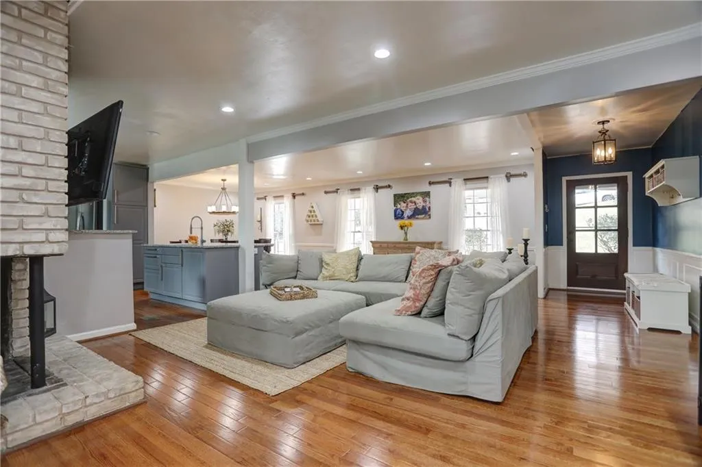 475 Forest Hills Drive, Atlanta, Georgia 30342, 3 Bedrooms Bedrooms, ,2 BathroomsBathrooms,Residential,Sold,475 Forest Hills Drive,6515041