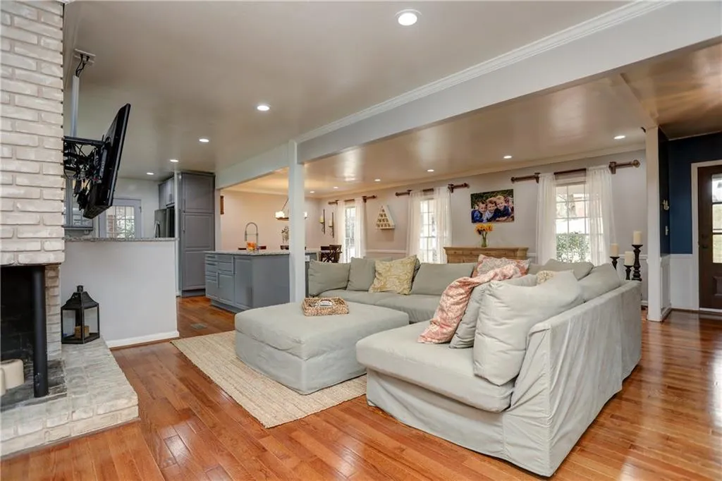 475 Forest Hills Drive, Atlanta, Georgia 30342, 3 Bedrooms Bedrooms, ,2 BathroomsBathrooms,Residential,Sold,475 Forest Hills Drive,6515041