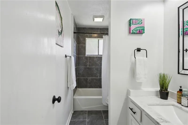 6700 Roswell Road Unit 32c, Sandy Springs, Georgia 30328, 2 Bedrooms Bedrooms, ,2 BathroomsBathrooms,Residential,For Sale,6700 Roswell Road Unit 32c,7718271