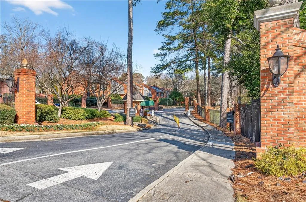 27405 Plantation Drive Ne, Atlanta, Georgia 30324, 3 Bedrooms Bedrooms, 0 ,2 BathroomsBathrooms,Residential,Sold,27405 Plantation Drive Ne,7707908