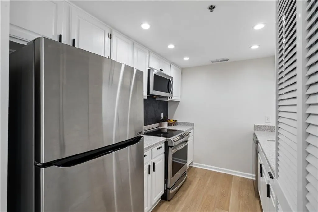 3481 Lakeside Drive Ne Unit 2503, Atlanta, Georgia 30326, 2 Bedrooms Bedrooms, 0 ,2 BathroomsBathrooms,Residential,For Sale,3481 Lakeside Drive Ne Unit 2503,7852821