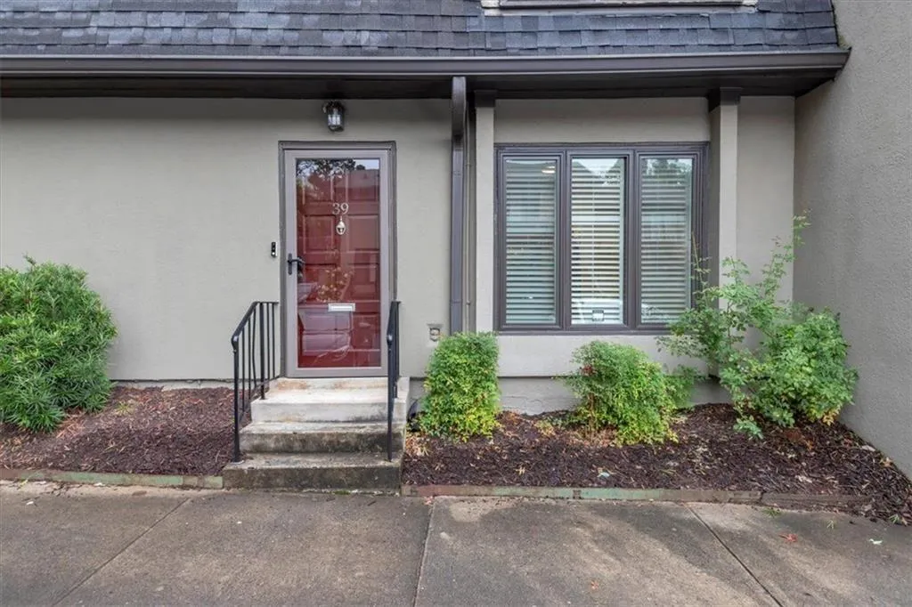 39 Ivy Gates Ne Unit 9, Atlanta, Georgia 30342, 2 Bedrooms Bedrooms, ,2 BathroomsBathrooms,Residential,For Sale,39 Ivy Gates Ne Unit 9,7629336