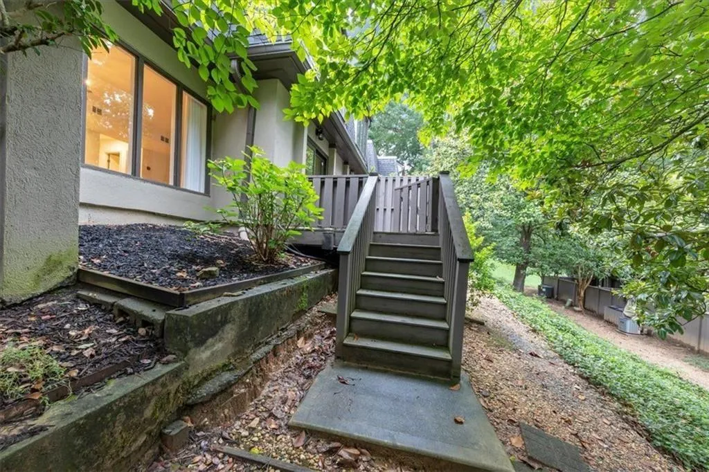 39 Ivy Gates Ne Unit 9, Atlanta, Georgia 30342, 2 Bedrooms Bedrooms, ,2 BathroomsBathrooms,Residential,For Sale,39 Ivy Gates Ne Unit 9,7629336