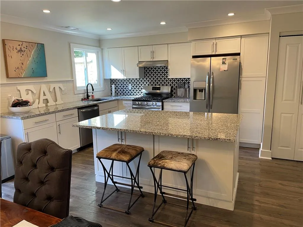 5400 Roswell Road Unit E 2, Sandy Springs, Georgia 30342, 2 Bedrooms Bedrooms, ,2 BathroomsBathrooms,Residential,Sold,5400 Roswell Road Unit E 2,6970163
