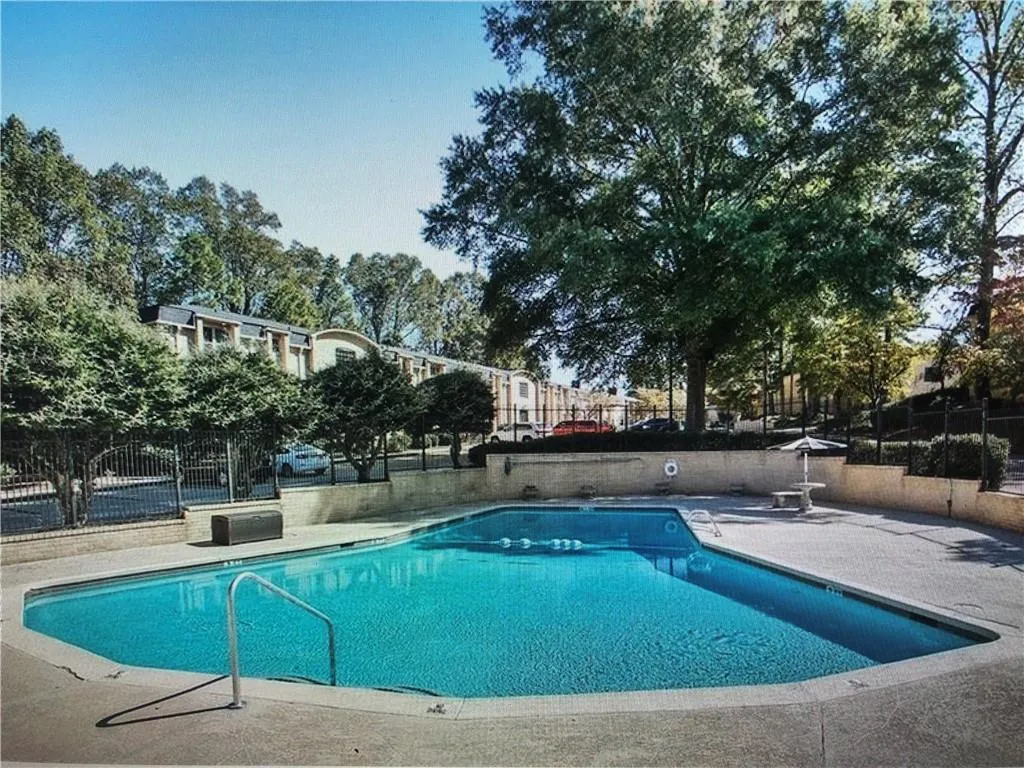 5400 Roswell Road Unit E 2, Sandy Springs, Georgia 30342, 2 Bedrooms Bedrooms, ,2 BathroomsBathrooms,Residential,Sold,5400 Roswell Road Unit E 2,6970163