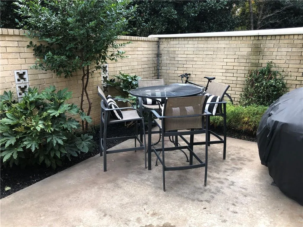 5400 Roswell Road Unit E 2, Sandy Springs, Georgia 30342, 2 Bedrooms Bedrooms, ,2 BathroomsBathrooms,Residential,Sold,5400 Roswell Road Unit E 2,6970163