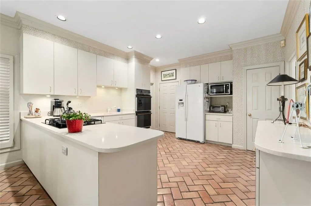 28 Ridgemere Trace, Atlanta, Georgia 30328, 4 Bedrooms Bedrooms, ,4 BathroomsBathrooms,Residential,Sold,28 Ridgemere Trace,7502298