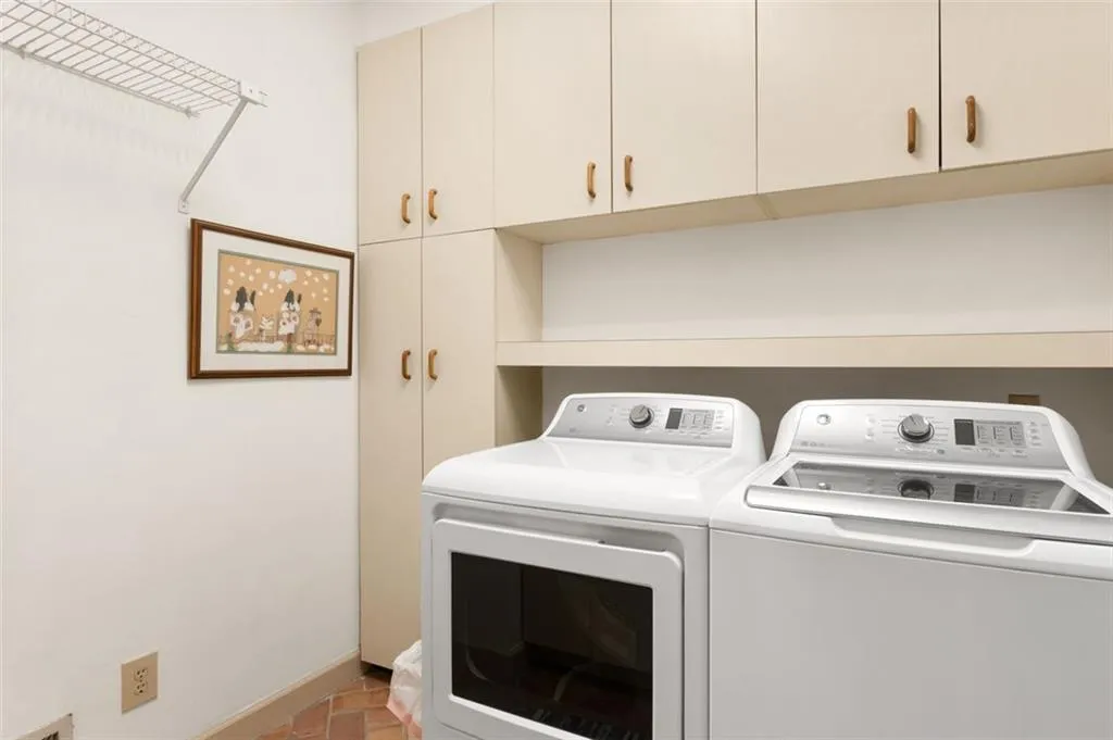 28 Ridgemere Trace, Atlanta, Georgia 30328, 4 Bedrooms Bedrooms, ,4 BathroomsBathrooms,Residential,Sold,28 Ridgemere Trace,7502298